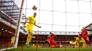 Gelandang Villarreal, Bruno Soriano saat melakukan gol ke gawangnya sendiri saat melawan Liverpool pada leg kedua liga Europa di stadion Anfield, Liverpool, Inggris, (5/6). Liverpool menang atas Villarreal dengan skor 3-0. (Reuters/Phil Noble)
