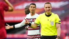 Pemain Portugal Cristiano Ronaldo mengadu kepada wasit saat melawan Spanyol pada pertandingan persahabatan internasional di Stadion Wanda Metropolitano, Madrid, Spanyol, Jumat (4/6/2021). Pertandingan berakhir dengan skor 0-0. (AP Photo/Manu Fernandez)