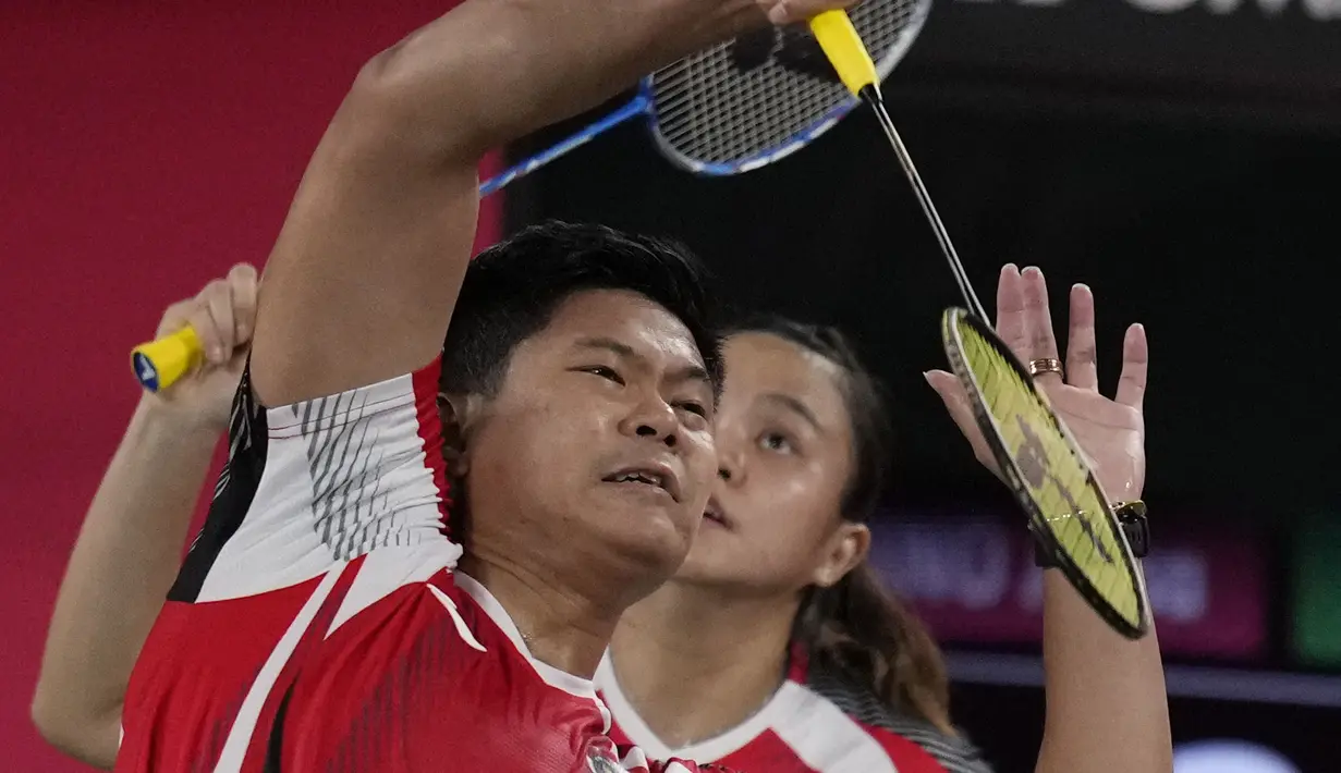 Pasangan Paveen/Melati mendapatkan perlawanan sengit di gim pertama. Mereka harus tertinggal 5-11 atas pasangan Jepang di interval gim pertama.  Alhasil, pasangan Watanabe/Higashino memaksa Praveen Jordan tunduk di gim pertama dengan skor 21-13. (Foto: AP/Markus Schreiber)