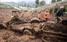FOTO: Tim SAR Berjibaku Mencari Korban Longsor Pasirlangu