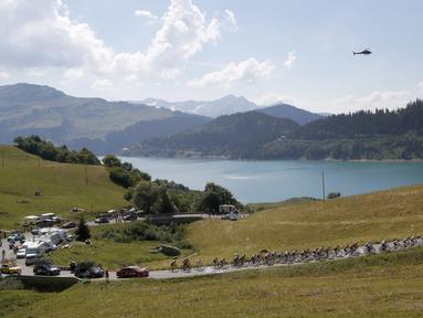Para pebalap saat melintasi danau pada etape ke-11 Tour de France dari Albertville dan finish di La Rosiere Espace San BernardoPrancis (18/7/2018). Etape ini menempuh jarak 108.5 kilometers. (AP/Christophe Ena)\
