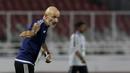 Pelatih Uni Emirat Arab (UEA), Ludovic Batelli, memberikan arahan kepada anak asuhnya saat melawan Indonesia pada laga AFC di SUGBK, Jakarta, Rabu (24/10/2018). Indonesia menang 1-0 atas UEA. (Bola.com/M Iqbal Ichsan)