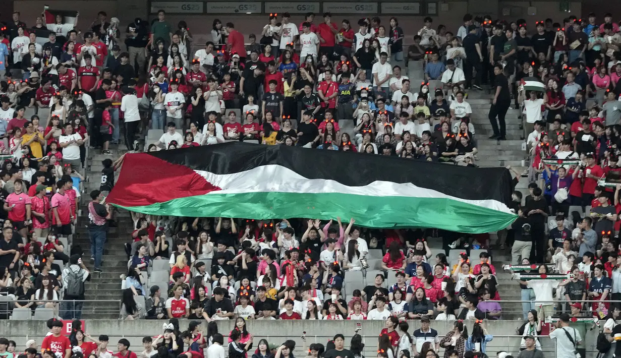 Bendera Palestina berukuran besar dibentangkan oleh suporter Korea Selatan saat laga Grup B Kualifikasi Piala Dunia 2026 melawan Palestina di Seoul World Cup Stadium, Seoul, Korea Selatan, Kamis (05/09/2024) WIB. (AP Photo/Ahn Young-joon)