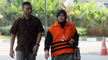 Anggota DPRD Kota Malang dari partai Golkar Rahayu Sugiarti dikawal petugas berjalan menuju gedung KPK untuk menjalani pemeriksaan, Jakarta (15/5). (Merdeka.com/Dwi Narwoko)