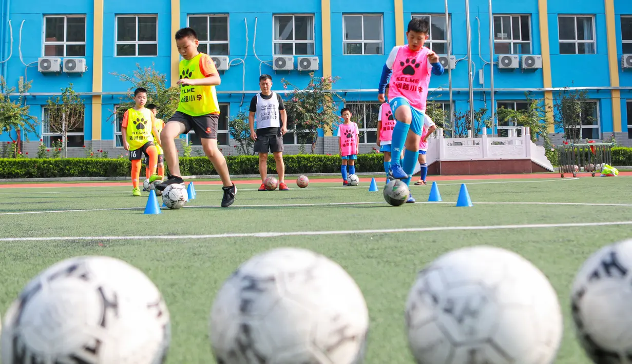 Para murid berlatih olahraga sepak bola di sebuah sekolah dasar di Handan, Provinsi Hebei, China utara, pada 9 Agustus 2020. (Xinhua/Wang Xiao)