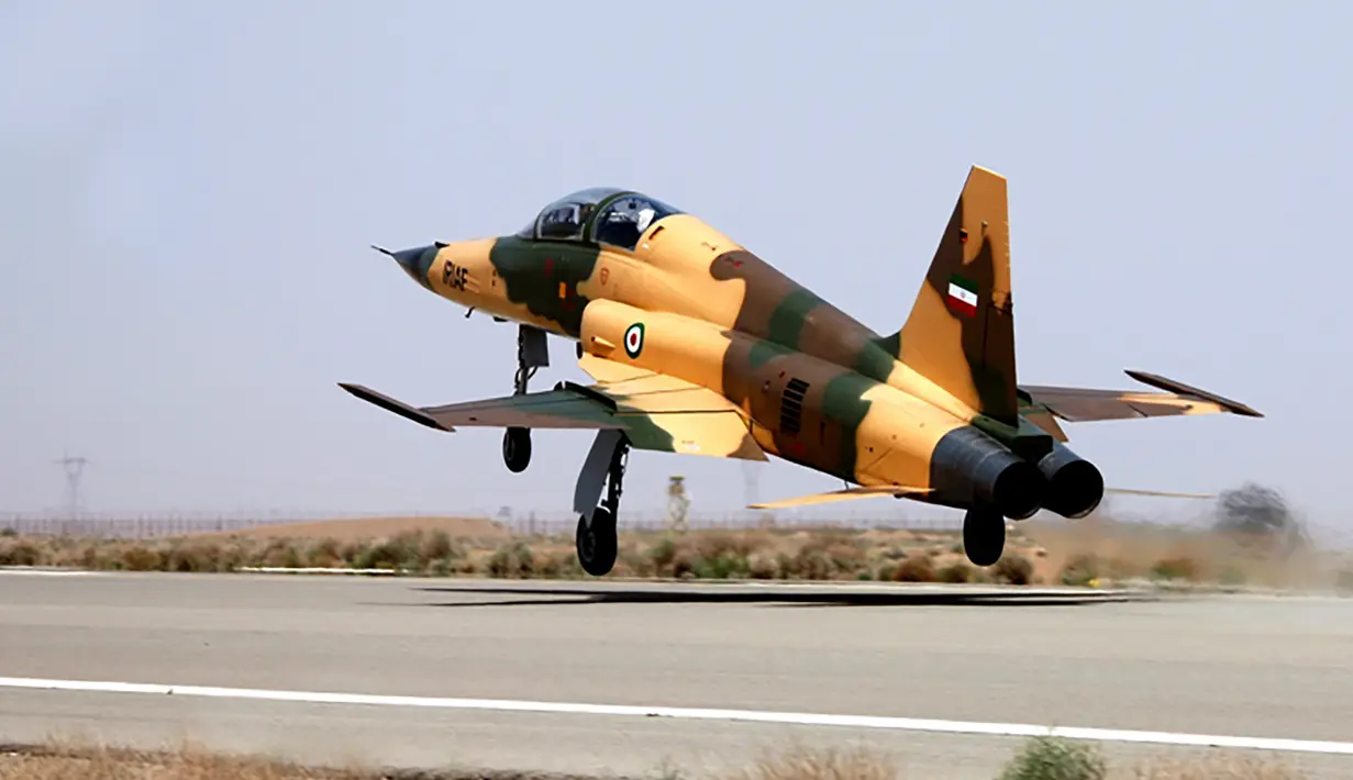 Gambar yang dirilis pada 21 Agustus 2018 menunjukkan pesawat jet tempur terbaru Iran buatan dalam negeri, Kowsar. Banyak yang mengatakan bentuk jet tempur itu sangat mirip dengan jet F-5 Tiger buatan Amerika Sserikat. (AFP/IRANIAN DEFENCE MINISTRY/HO)