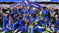 Para pemain Chelsea saat merayakan pesta juara Premier League 2016-2017, di Stamford Bridge, Minggu (22/5/2017). (AFP/Ben Stansall). 