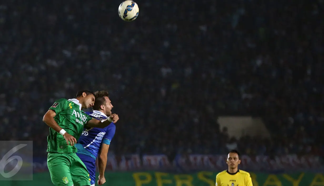 Bek Persebaya United, Otavio Dutra berebut bola atas dengan pemain Persib, Illia Spasojevic di lanjutan Grup A Piala Presiden 2015 di Stadion Si Jalak Harupat, Bandung, Minggu (6/9/2015). Persebaya kalah 0-2 dari Persib. (Liputan6.com/Helmi Fithriansyah)