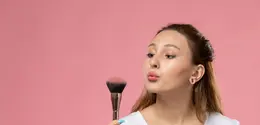 Ketahui dampak dari alat makeup yang tidak pernah dibersihkan. (foto: kamranaydinov/freepik)