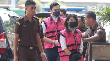 Harvey Moeis, suami Artis Sandra Dewi, bersama dengan Crazy Rich Pantai Indah Kapuk (PIK), Helena Lim diserahkan ke Kejaksaan Negeri Jakarta Selatan, Senin (22/7/2024). (Liputan6.com/Herman Zakharia)