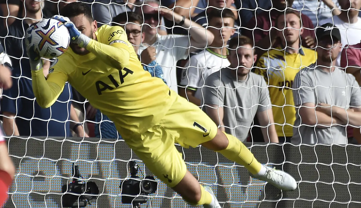 Penjaga gawang Tottenham Hugo Lloris menangkap bola bertanding melawan Nottingham Forest pada pertandingan lanjutan Liga Inggris di di stadion City Ground di Nottingham, Inggris, Minggu (28/8/2022). Tottenham menang atas Nottingham Forest 2-0. (AP Photo/Rui Vieira)
