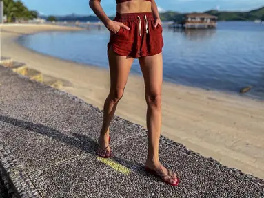 Inilah salah satu potret terkini Kirana Larasati saat memamerkan body goalsnya. (FOTO: instagram.com/kiranalarasati/)