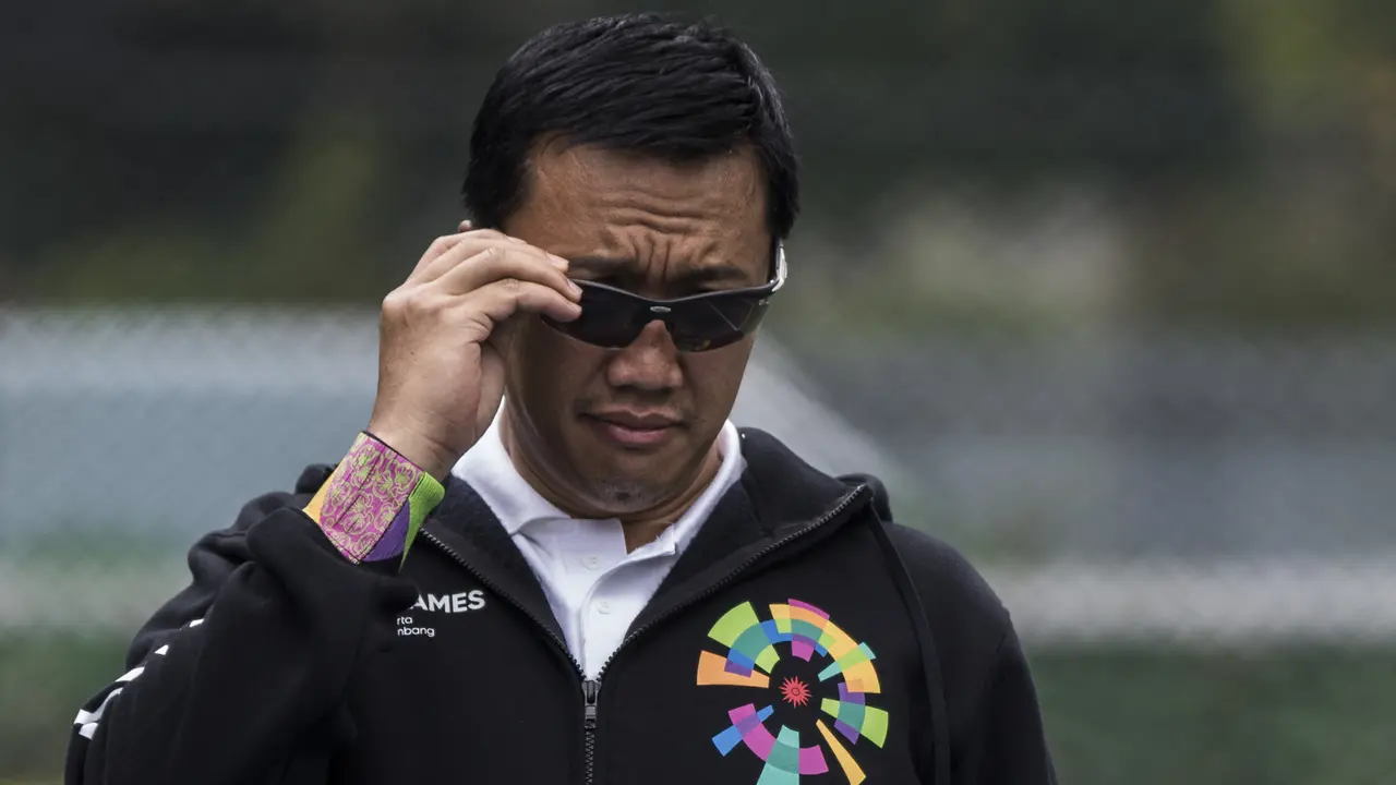 FOTO: Menpora Adu Kebolehan dengan Atlet Pelatnas Tenis Asian Games