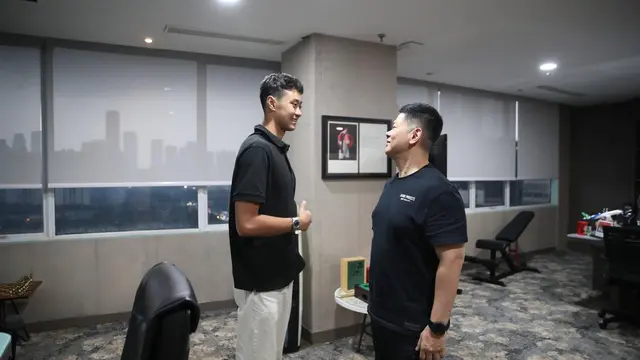 Ketua NOC Indonesia Raja Sapta Oktohari bersama perenang Liquor Harrison Andoko