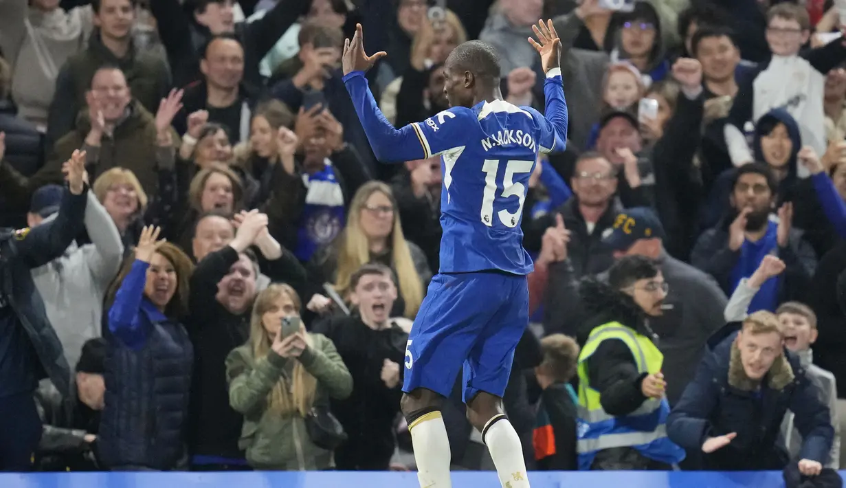 Pemain Chelsea, Nicolas Jackson, berjoget setelah mencetak gol ke gawang Tottenham Hotspur pada laga Liga Inggris di Stadion Stamford Bridge, Jumat (3/4/2024). (AP Photo/Kirsty Wigglesworth)