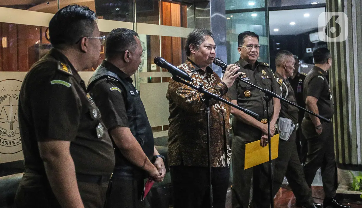 Airlangga keluar gedung pemeriksaan pukul 21.08 WIB. (Liputan6.com/Faizal Fanani)