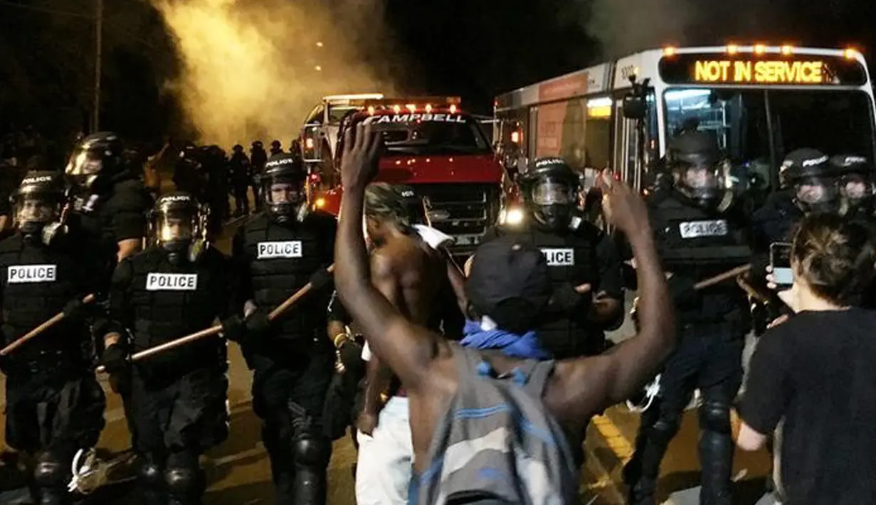 Aksi protes ini akibat penembakan terhadap pria kulit hitam, Keith Lamont Scott yang dilakukan oleh polisi, AS, Selasa (20/9). Pengunjuk rasa meminta keadilan atas penembakan terhadap warga kulit hitam. (REUTERS/Adam Rhew)