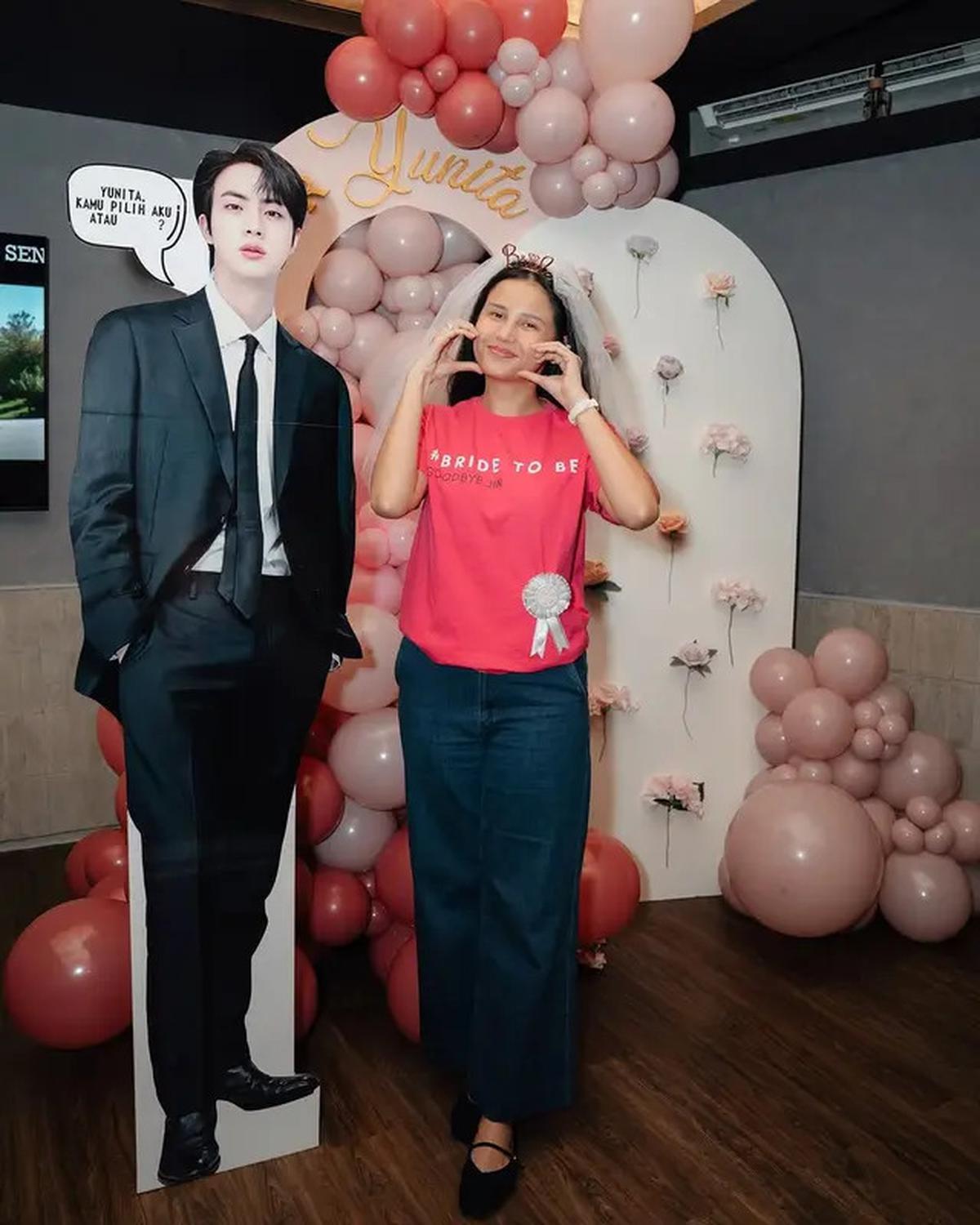 6 Potret Bridal Shower Yunita Siregar, Penuh Bahagia karena Sahabat 'Hadirkan' Jin BTS