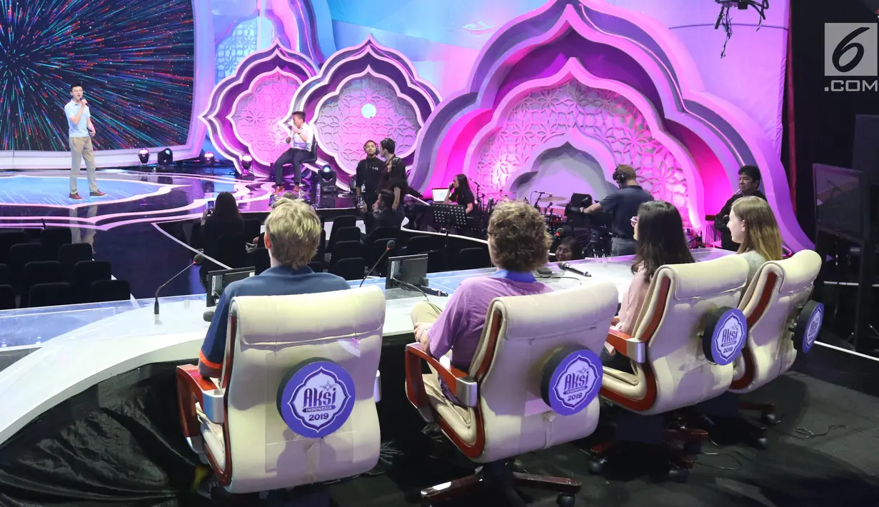 Sejumlah mahasiswa Virginia University menjadi juri saat mencoba memproduksi program acara di studio Indosiar di Daan mogot, Jakarta, Rabu (29/5/2019). Kunjungan mahasiswa Virginia University ke Indosiar tersebut untuk melihat bagaimana cara produksi sebuah program televisi dibuat. (Liputan6.com/Ang