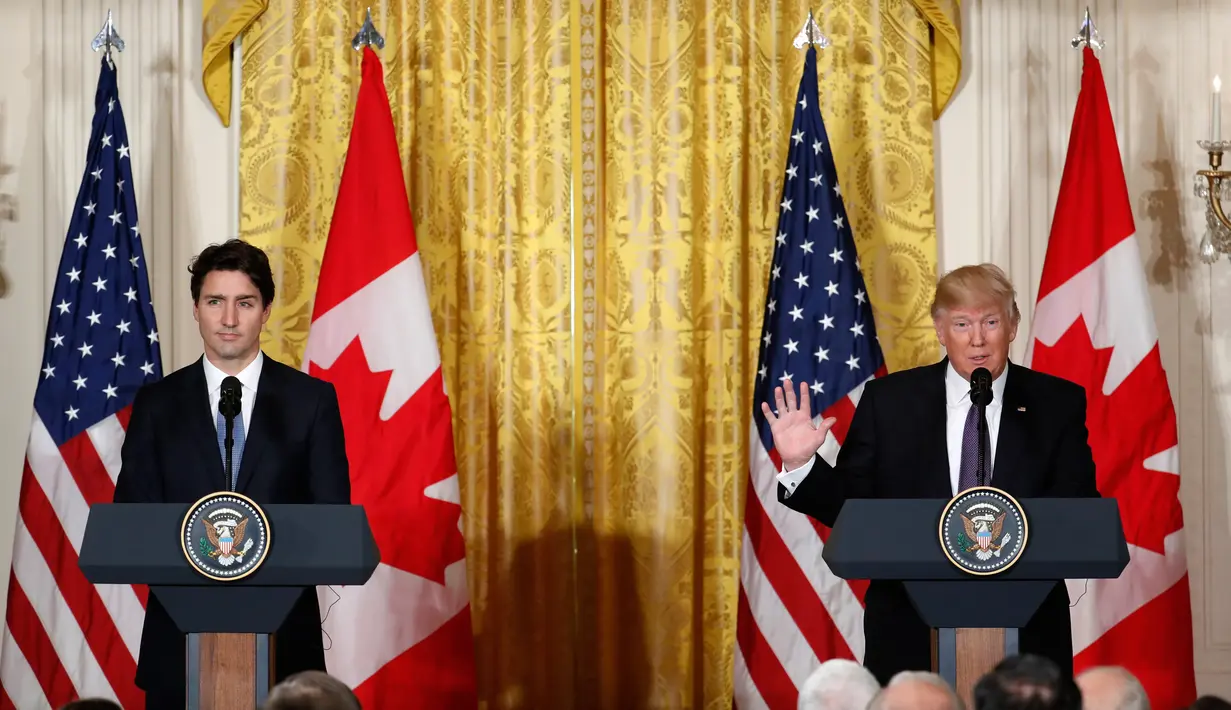Presiden AS Donald Trump dan PM Kanada Justin Trudeau menggelar konferensi pers usai pertemuan di Oval Office, Gedung Putih, Washington, Senin (13/2). Justin menjadi pemimpin dunia ketiga yang bertemu Trump. (AP Photo/Pablo Martinez Monsivais)