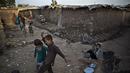 Bocah pengunsi Afghanistan bermain sepak bola di Pakistan. (AP Photo/Muhammed Muheisen)
