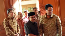 Ketua KPU, Husni Kamil Manik (kanan) bersalaman dengan BJ Habibie di kediaman BJ Habibie, Jakarta,  (29/12). BJ Habibie mendapat 'lifetime achievement award' dari KPU atas dedikasinya untuk Pemilu dan demokrasi di tanah air. (Liputan6.com/Faizal Fanani)