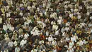 Umat muslim mendengarkan khotbah usai melaksanakan salat Idul Adha 1437 H di Masjid Istiqlal, Jakarta, Senin (12/9). Momentum salat Idul Adha di Istiqlal kali ini berjalan tanpa kehadiran Presiden Jokowi & Wapres Jusuf Kalla (Liputan6.com/Gempur M Surya)