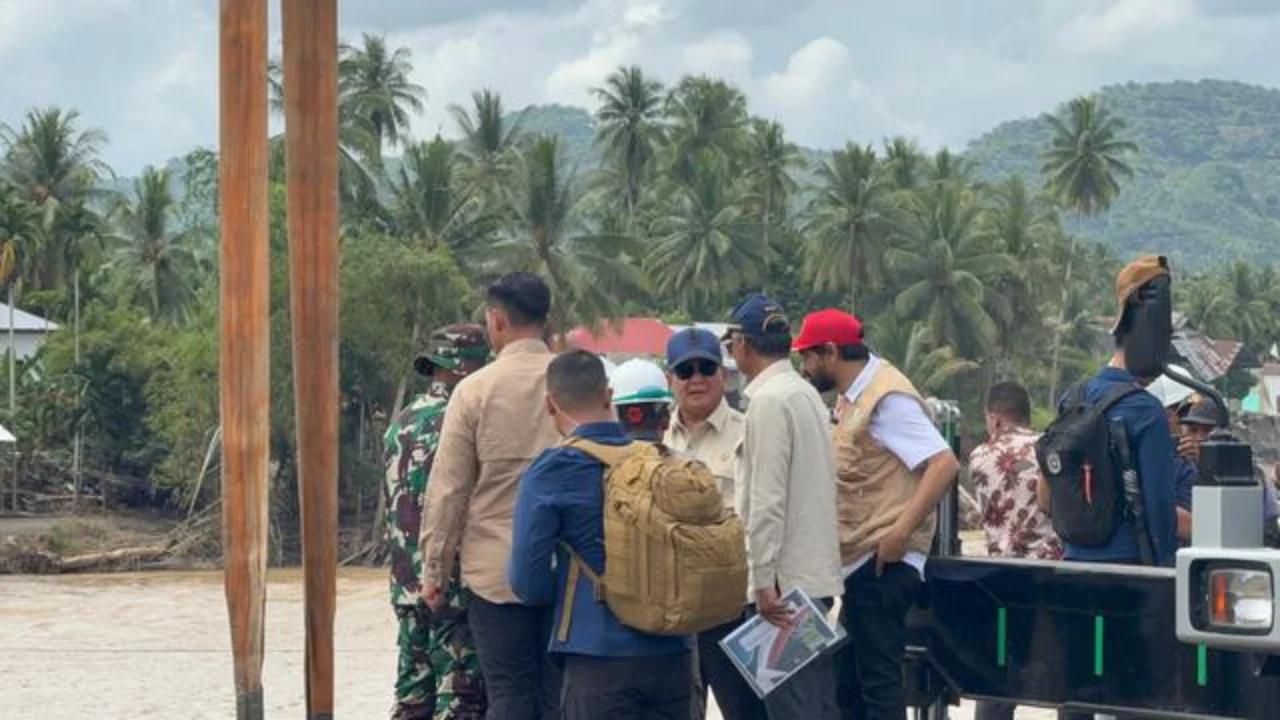 Dari Tepi Sungai, Prabowo Cek Pembangunan Jembatan Bailey di Bireuen Rusak Dihantam Banjir