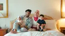 Menghabiskan waktu bersama dengan keluarga, Irish Bella dan Ammar Zoni yang kini sudah memiliki dua buah hati ini pun tengah menikmati family time. Dalam media sosial Instagramnya, keduanya memperlihatkan momen saat menginap disebuah hotel yang ada di Jakarta. (Liputan6.com/IG/@_irishbella_)