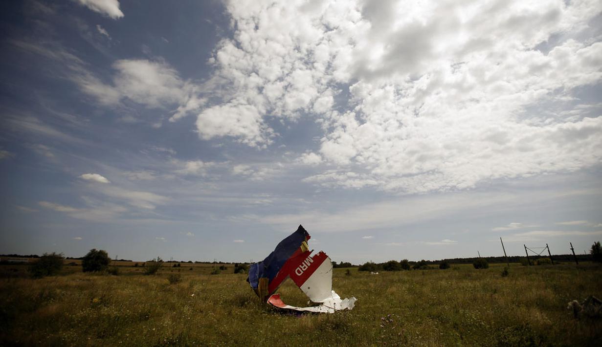 Salah satu puing pesawat Malaysia Airlines MH-17 yang tercecer usai jatuh di desa Hrabove, Donetsk, Ukraina, (20/7/2014). (REUTERS/Maxim Zmeyev) 