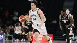 Pemain Jepang, Shinji Takashima, berlari membawa bola menyusuri lapangan untuk mencetak skor saat menghadapi Timnas basket putra Indonesia dalam pertandingan Grup A Asian Games 2026 di Aichi International Arena, Nagoya, Jepang, Kamis (10/9/2026). Jepang menang telak 98-53 atas Indonesia. Kekalahan ini menjadi salah satu hasil yang membuat langkah Timnas basket putra Indonesia terhenti di fase grup. (JIJI PRESS/AFP/Japan OUT)