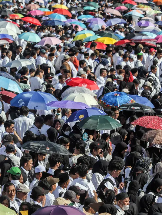 "Jadi mulai hari ini SK-nya sudah keluar. Mereka sudah mulai bekerja, memberikan surat pemberitahuan pemilih kepada pemilih sesuai DPT-nya," kata Ketua KPU Jakarta Barat Endang Istianti. (Liputan6.com/Angga Yuniar)