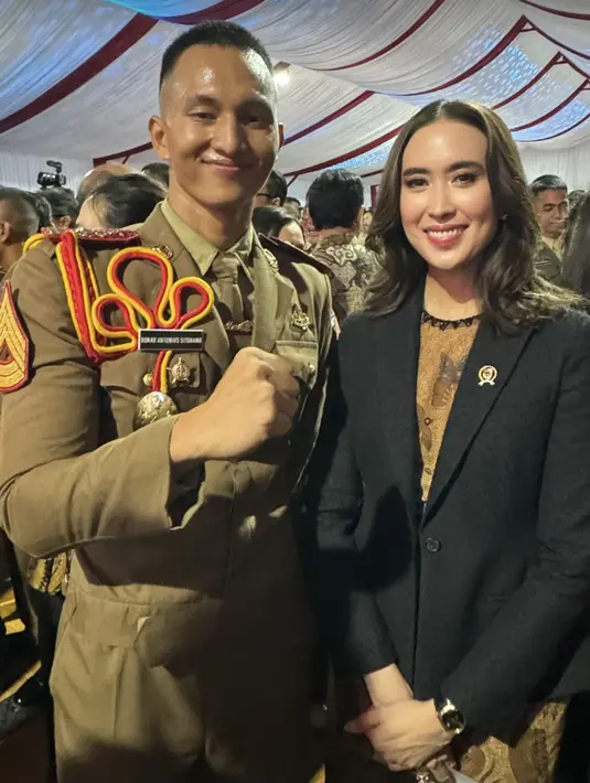 Widi Wardana tampil anggun dalam balutan batik. Ia hadirkan look profesional dengan batik dan blazer. [Foto: instagram/ Widi Wardhana]
