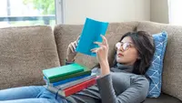 Ide Resolusi Tahun Baru 2026 untuk Wanita, Baca Buku demi Memperkaya Diri