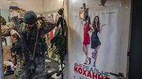 Seorang anggota pertahanan teritorial bersiap untuk berpatroli dari ruang teknis di bioskop di Kyiv, Ukraina, Senin (7/3/2022). Ukraina mengklaim lebih dari 11.000 tentara Rusia tewas dalam perang antara Rusia-Ukraina sejak 24 Februari 2022 lalu. (AP Photo/Vadim Ghirda)