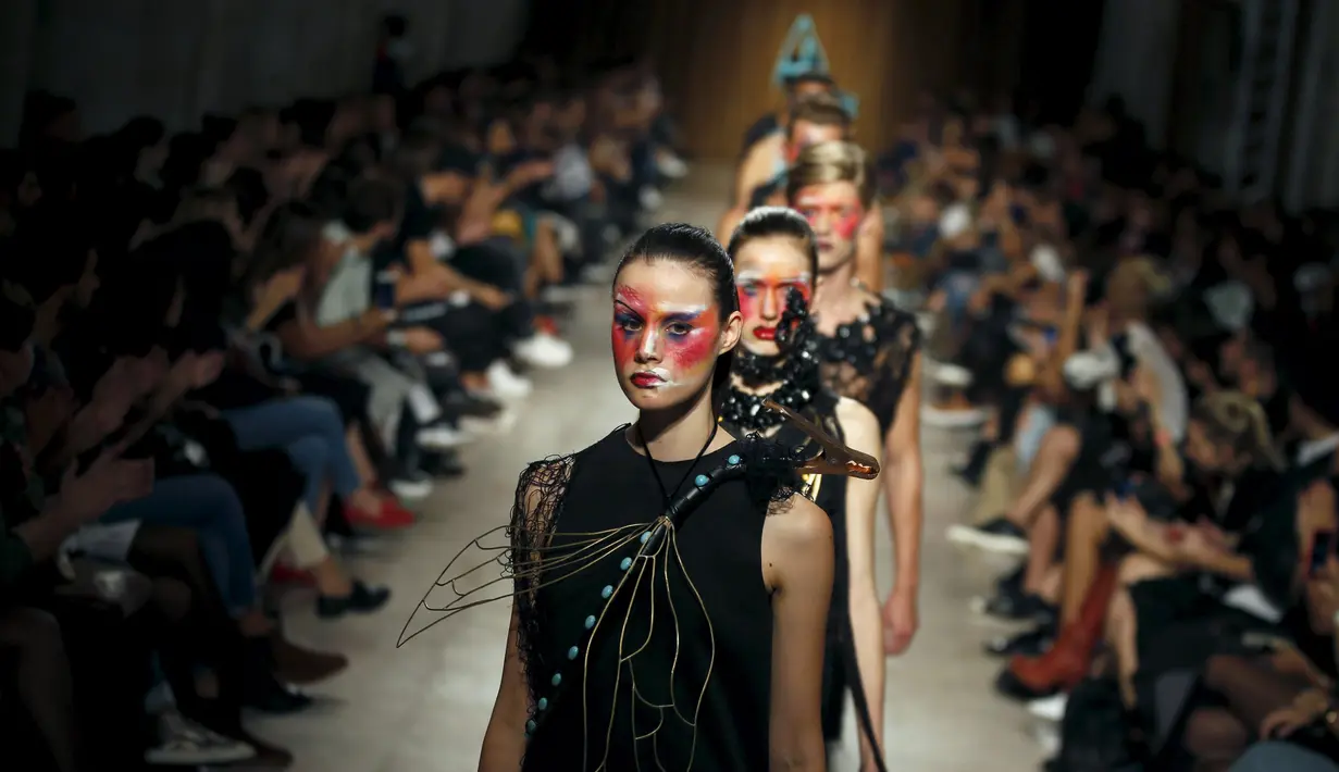 Sejumlah model wanita berjalan diatas catwalk memeragakan busana rancangan desainer Valentim Quaresma selama acara Lisbon Fashion Week, Portugal, (10/10/2015). Busana yang ditampilkan ini merupakan koleksi musim panas 2016. (REUTERS/Rafael Marchante) 