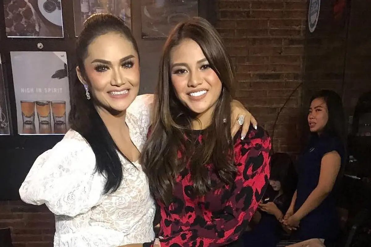 [Bintang] Makin Mirip Mama, 5 Gaya Aurel Hermansyah yang Bikin Hati Meleleh