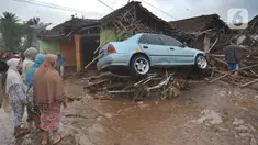 Warga menyaksikan bangunan yang rusak usai banjir bandang melanda Kampung Cibuntu, Desa Pasawahan, Kecamatan Cicurug, Sukabumi, Jawa Barat, Selasa (22/9/2020). Data sementara puluhan bangunan rusak berat, 12 rumah hanyut, dan dua korban hilang masih dicari. (merdeka.com/Arie Basuki)