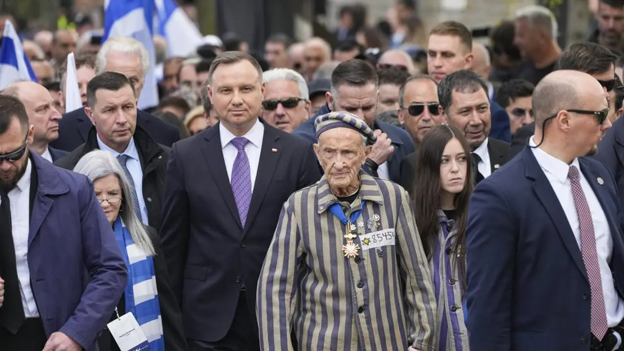 Presiden Polandia Andrzej Duda (tengah, berdasi ungu). Dok: AP Photo/Czarek Sokolowski