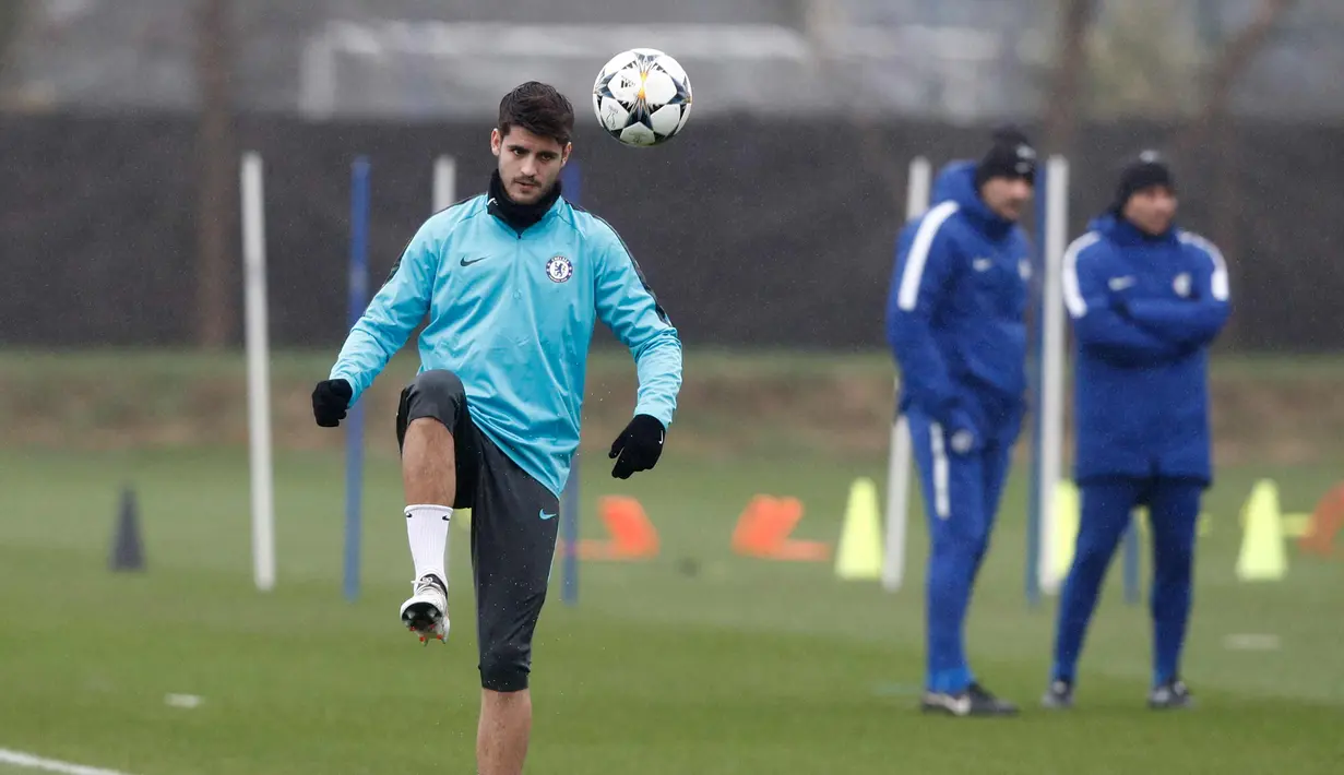 Penyerang Chelsea Alvaro Morata berusaha mengontrol bola saat latihan di fasilitas latihan Chelsea Cobham di Stoke D'Abernon, sebelah barat daya London (19/2). Chelsea akan bertanding melawan Barcelona di Stamford Bridge. (AFP Photo/Adrian Dennis)