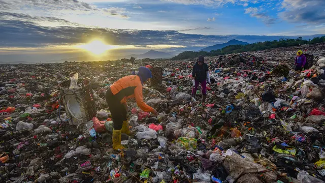 Cegah Pencemaran Mikroplastik, TPA Open Dumping di Jabodetabek Diminta Tutup Tumpukan Sampah