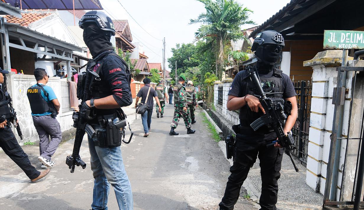Densus 88 Antiteror Mabes Polri saat penangkapan terduga teroris di Jalan Gempol Raya, Kunciran Indah, Tangerang, Banten, Rabu (16/5). Terduga teroris yang ditangkap terdiri dari tiga laki-laki dan seorang perempuan. (DEMY SANJAYA/AFP)
