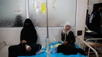 Dua anak perempuan diduga terinfeksi kolera saat dirawat di sebuah rumah sakit di Sanaa, Yaman (15/5). Pihak berwenang mengumumkan keadaan darurat dan ratusan orang dinyatakan meninggal akibat wabah penyakit ini. (AP Photo/Hani Mohammed)