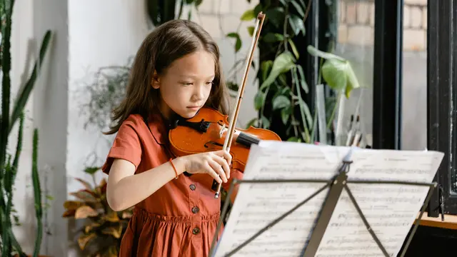 2. Mendengarkan Musik dan Bermain Alat Musik