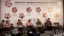 Dr. Hendri Saparini (kedua kanan) memaparkan segala tantangan dan peluang politik yang akan dihadapi pada tahun 2018, pada acara Rembuk Nasional 2017, "Outlook 2018" di Jakarta, Kamis (21/12). (Liputan6.com/Faizal Fanani)