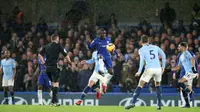 Gelandang Chelsea, Ngolo Kante berusaha mengontrol bola saat bertanding melawan Manchester City pada pertandingan lanjutan Liga Premier Inggris di Stamford Bridge di London (8/12). Chelsea menang 2-0 atas City. (AP Photo/Tim Ireland)