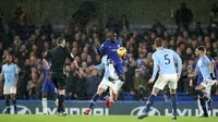 Gelandang Chelsea, Ngolo Kante berusaha mengontrol bola saat bertanding melawan Manchester City pada pertandingan lanjutan Liga Premier Inggris di Stamford Bridge di London (8/12). Chelsea menang 2-0 atas City. (AP Photo/Tim Ireland)