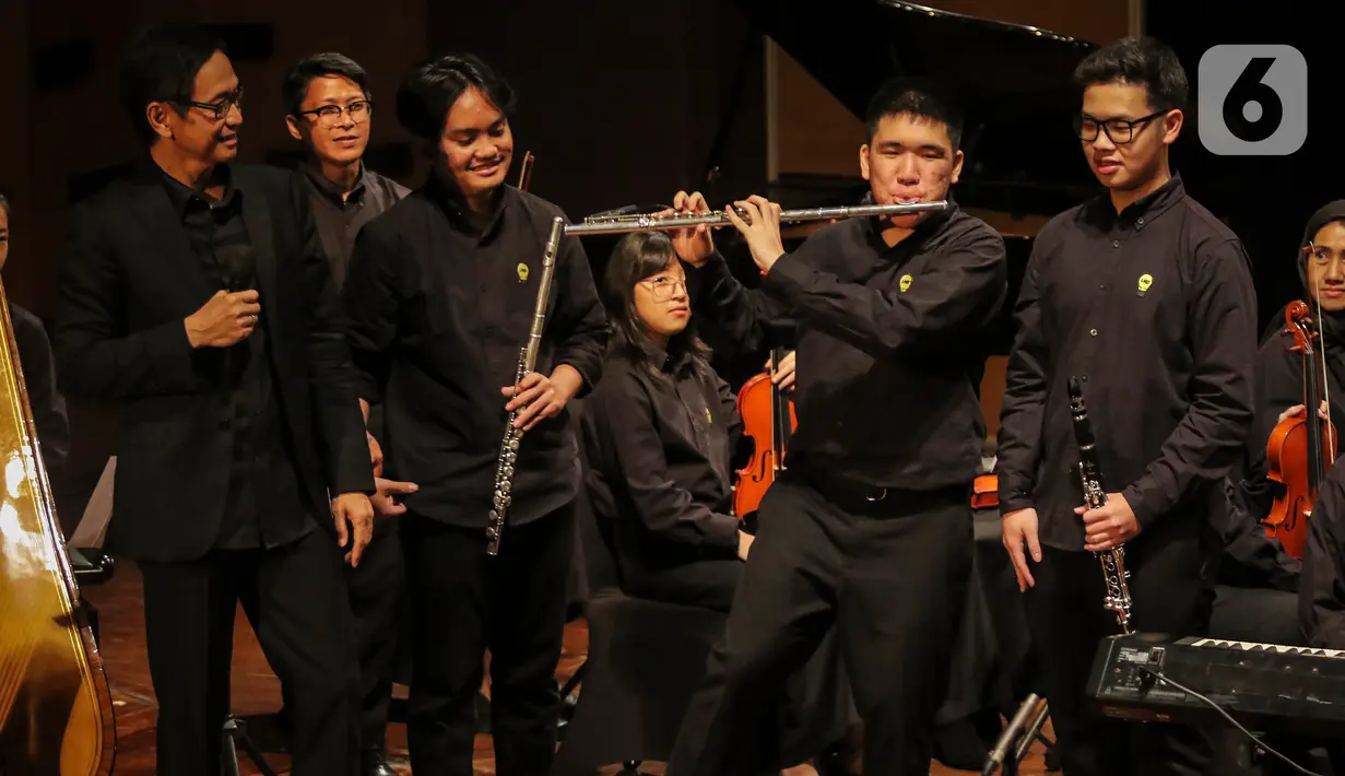 Konser A Night of Light diselenggarakan untuk mewujudkan rasa kebersamaan, meningkatkan kesadaran serta merajut perbedaan kemampuan manusia menjadi simfoni. (Liputan6.com/Angga Yuniar)