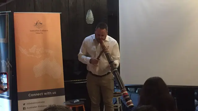 David Williams, seorang seniman asal suku Wakka Wakka Australia memainkan alat musik tradisional aborigin (Liputan6.com/Teddy Tri Setio Berty).