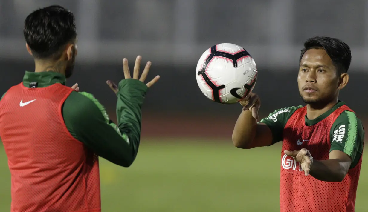 Gelandang Timnas Indonesia, Andik Vermansah, melempar bola saat latihan di Stadion Madya, Jakarta, Senin (21/3). Latihan ini persiapan jelang laga persahabatan melawan Myanmar. (Bola.com/M. Iqbal Ichsan)